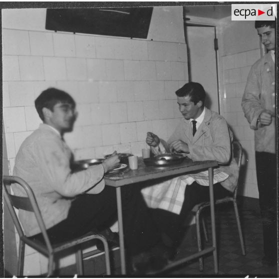 Ben-Aknoun. Ecole hôtelière. Les élèves serveurs déjeunent rapidement avant de servir le repas.