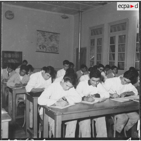 Ben-Aknoun. Ecole hôtelière. Après le service de table, la salle d'étude.