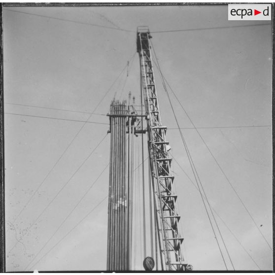 Sidi Mohammed Ben Aouda. Puits ODM6 de la SN REPAL (société nationale de recherche et d'exploitation de pétrole en Algérie). Sommet du derrick.