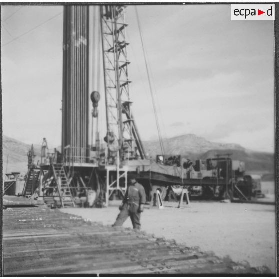 Sidi Mohammed Ben Aouda. Puits ODM6 de la SN REPAL (société nationale de recherche et d'exploitation de pétrole en Algérie). Le derrick.