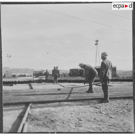 Sidi Mohammed Ben Aouda. Puits ODM6 de la SN REPAL (société nationale de recherche et d'exploitation de pétrole en Algérie). Après usage, les tuyaux sont nettoyés et rangés soigneusement.