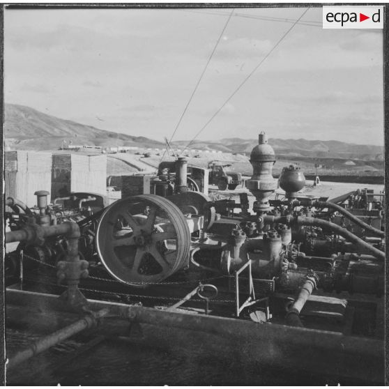 Sidi Mohammed Ben Aouda. Puits ODM6 de la SN REPAL (société nationale de recherche et d'exploitation de pétrole en Algérie). Les machines.