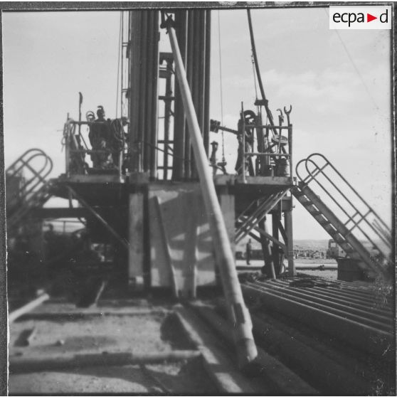 Sidi Mohammed Ben Aouda. Puits ODM6 de la SN REPAL (société nationale de recherche et d'exploitation de pétrole en Algérie). Pose de la sonde.