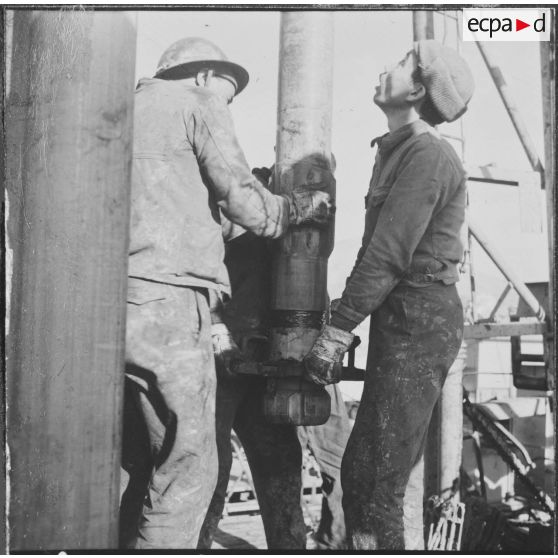 Sidi Mohammed Ben Aouda. Puits ODM6 de la SN REPAL (société nationale de recherche et d'exploitation de pétrole en Algérie). Pose de la carotte par des spécialistes.