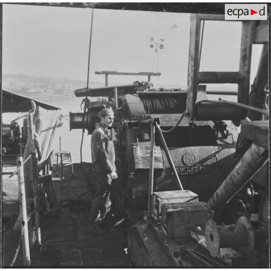 Sidi Mohammed Ben Aouda. Puits ODM6 de la SN REPAL (société nationale de recherche et d'exploitation de pétrole en Algérie). Ouvrier qui commande la sonde.