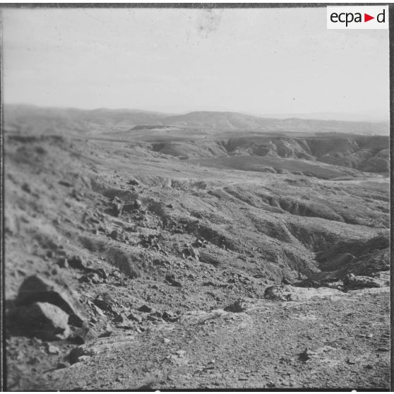 Sidi Mohammed Ben Aouda. Puits ODM6 de la SN REPAL (société nationale de recherche et d'exploitation de pétrole en Algérie). Paysage dans lequel se trouve le chantier.