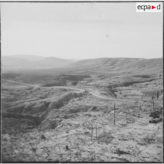 Sidi Mohammed Ben Aouda. Puits ODM6 de la SN REPAL (société nationale de recherche et d'exploitation de pétrole en Algérie). Paysage dans lequel se trouve le chantier.