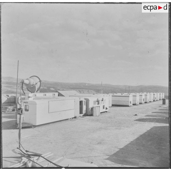 Sidi Mohammed Ben Aouda. Puits ODM6 de la SN REPAL (société nationale de recherche et d'exploitation de pétrole en Algérie). Les logements des ouvriers.