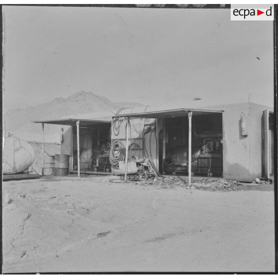 Sidi Mohammed Ben Aouda. Puits ODM6 de la SN REPAL (société nationale de recherche et d'exploitation de pétrole en Algérie). Centrale électrique.