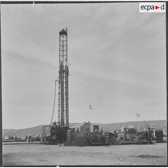 Sidi Mohammed Ben Aouda. Puits ODM6 de la SN REPAL (société nationale de recherche et d'exploitation de pétrole en Algérie). Le derrick.