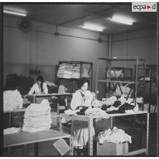 Relizane. Bonneterie d'Oued-Zina. Salle de finition et de vérification.