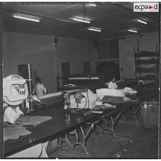 Relizane. Bonneterie d'Oued-Zina. Salle de découpage.