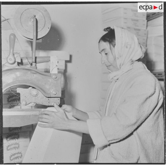 Relizane. Bonneterie d'Oued-Zina. Fabrication des boîtes d'emballage.