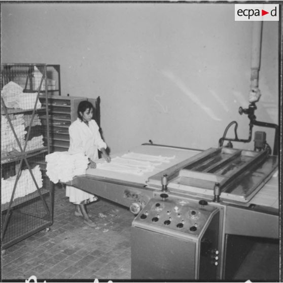 Relizane. Bonneterie d'Oued-Zina. Repassage des lingeries.