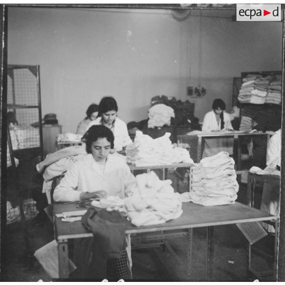 Relizane. Bonneterie d'Oued-Zina. Salle de finition et de vérification.