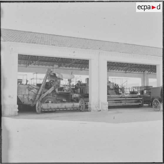 Ferme expérimentale du Kroub. Les hangars où se trouvent les machines agricoles.
