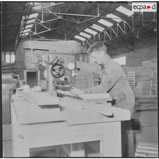 Sidi Chami. Menuiserie Lyon-Standard. Perceuse.