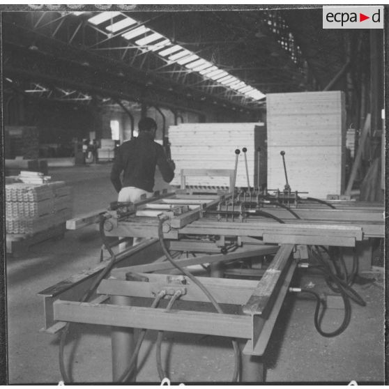 Sidi Chami. Menuiserie Lyon-Standard. Assemblages des fenêtres.