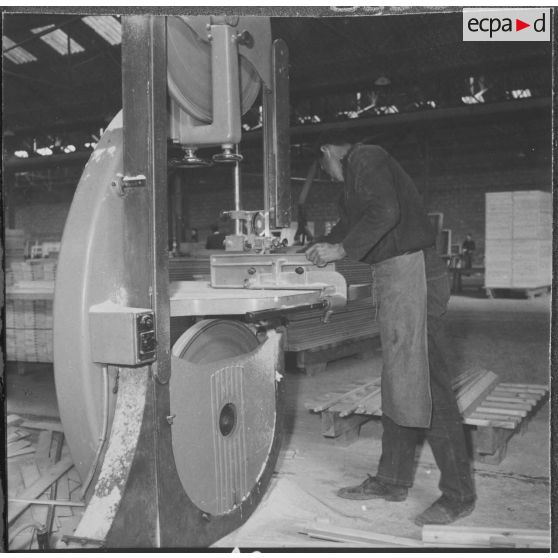 Sidi Chami. Menuiserie Lyon-Standard. Scie circulaire.