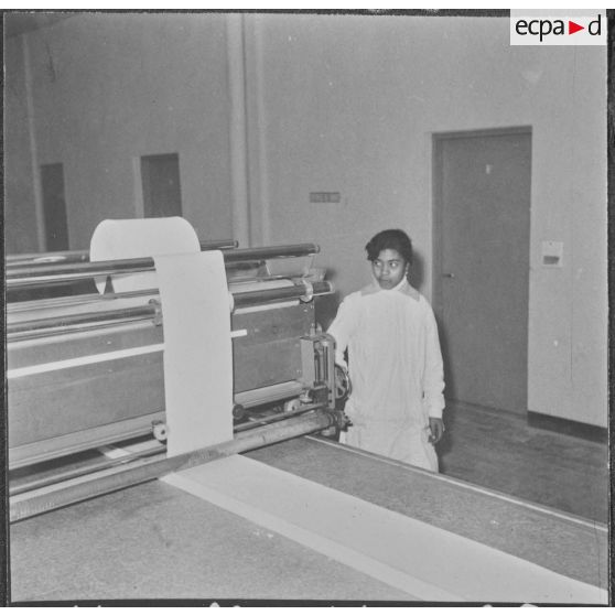 Relizane. Bonneterie d'Oued-Zina. Mise en tas des bandes tricotées.