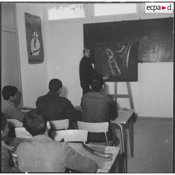 Clinchant. Centre de formation professionnelle agricole (CFPA). Explication au tableau de la taille de l'olivier.