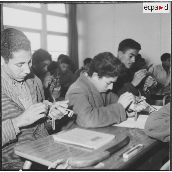 Clinchant. Centre de formation professionnelle agricole (CFPA). Les élèves aiguisent le sécateur.