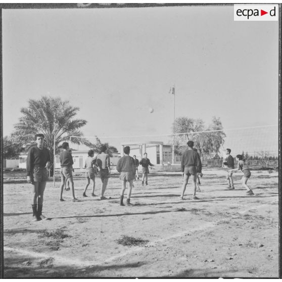 Clinchant. Centre de formation professionnelle agricole (CFPA). Enfin le délassement : la partie de volley-ball.