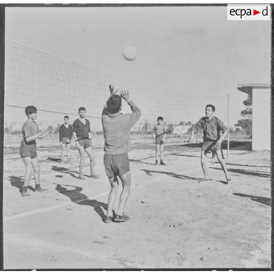 Clinchant. Centre de formation professionnelle agricole (CFPA). Enfin le délassement : la partie de volley-ball.