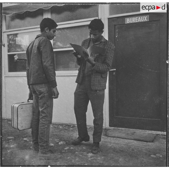 Clinchant. Centre de formation professionnelle agricole (CFPA). Réception du nouveau stagiaire par un moniteur.