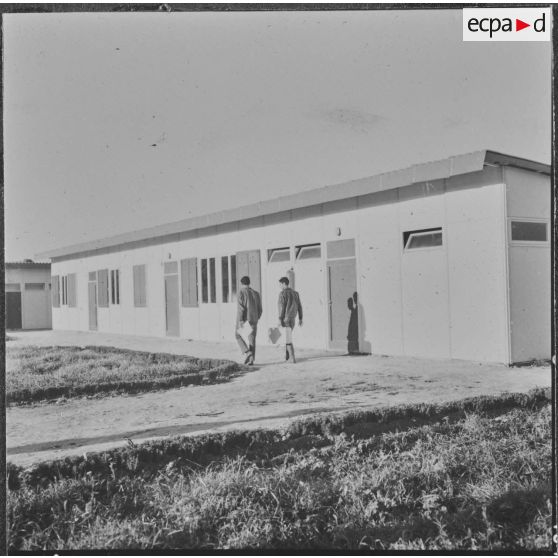 Clinchant. Centre de formation professionnelle agricole (CFPA). Le nouvel élève se dirige vers le dortoir.