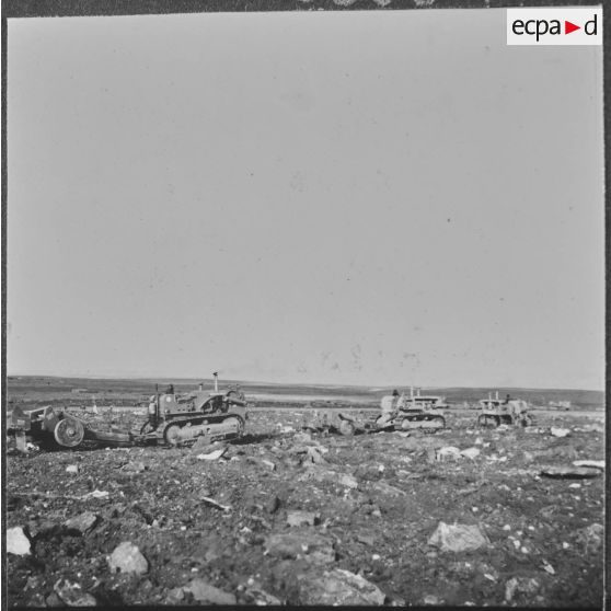 Ouled Zid. Les bulldozers de la Défense et Restauration des sols (DRS) en plein travail.
