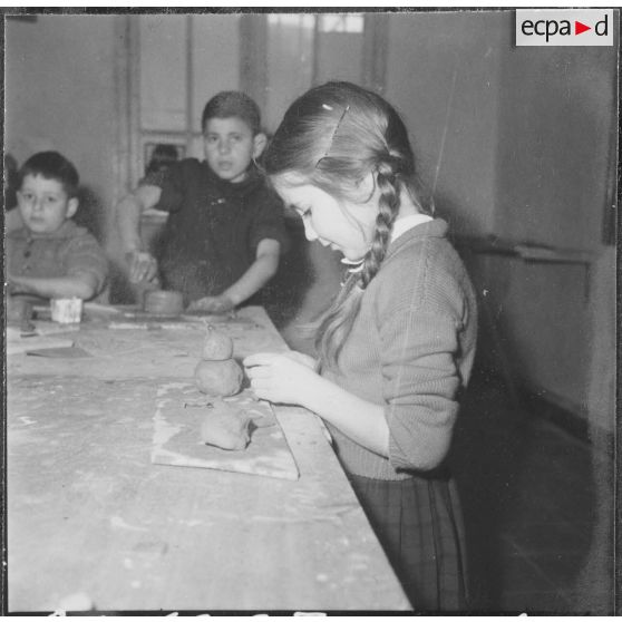 Le club du jeudi en Algérie. Une enfant joue avec de la pâte à modeler.