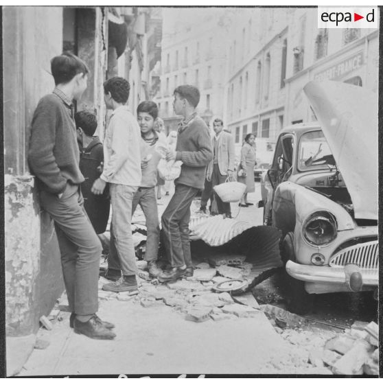 Alger. Attentats de l'Organisation armée secrète (OAS). La population civile découvre les boutiques et les voitures qui ont été éventrées et soufflées par la puissance des explosions.