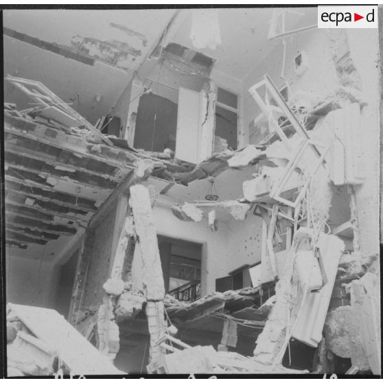 Alger. Attentat au plastic par l'OAS (Organisation armée secrète) au rectorat le 15 avril 1962.