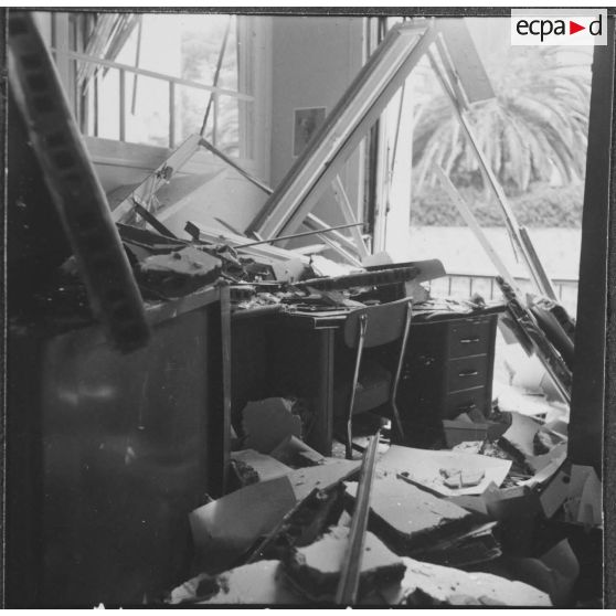 Alger. Attentat au plastic par l'OAS (Organisation armée secrète) au rectorat le 15 avril 1962.