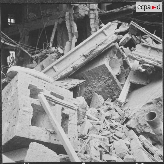 Alger. Attentat au plastic par l'OAS (Organisation armée secrète) au rectorat le 15 avril 1962.