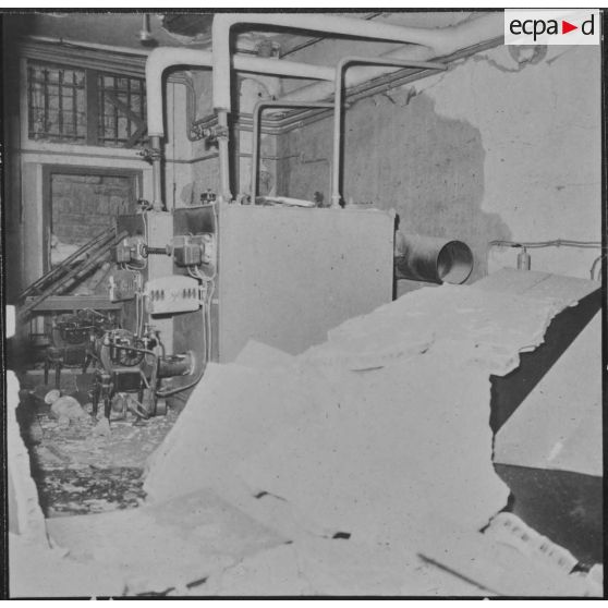 Alger. Attentat au plastic par l'OAS (Organisation armée secrète) au rectorat le 15 avril 1962.