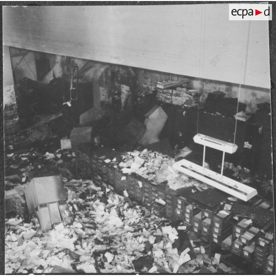 Alger. Attentat au plastic à la nouvelle mairie par l'OAS (Organisation armée secrète) le 19 avril 1962.