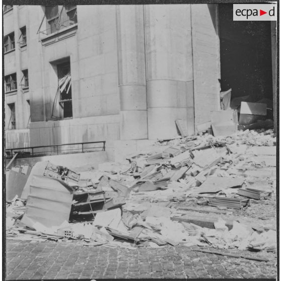 Alger. Attentat au plastic à la nouvelle mairie par l'OAS (Organisation armée secrète) le 19 avril 1962.