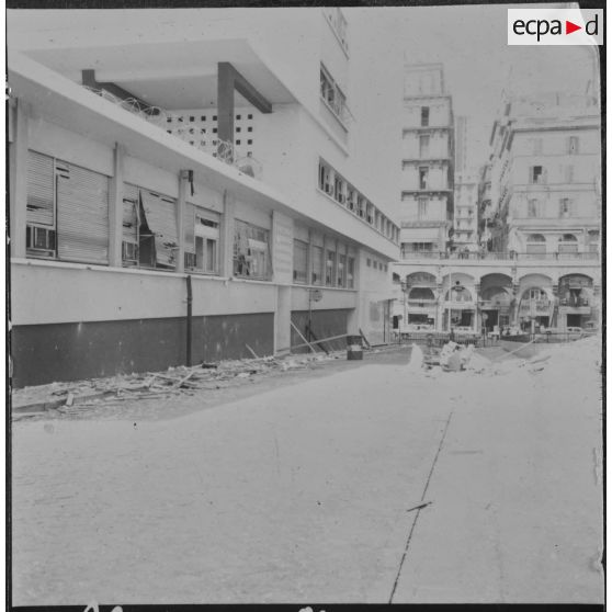 Alger. Attentat au plastic à la nouvelle mairie par l'OAS (Organisation armée secrète) le 19 avril 1962.