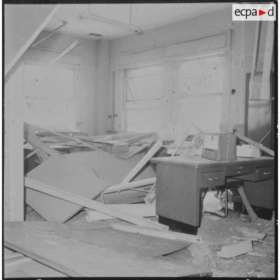 Alger. Attentat au plastic à la nouvelle mairie par l'OAS (Organisation armée secrète) le 19 avril 1962.