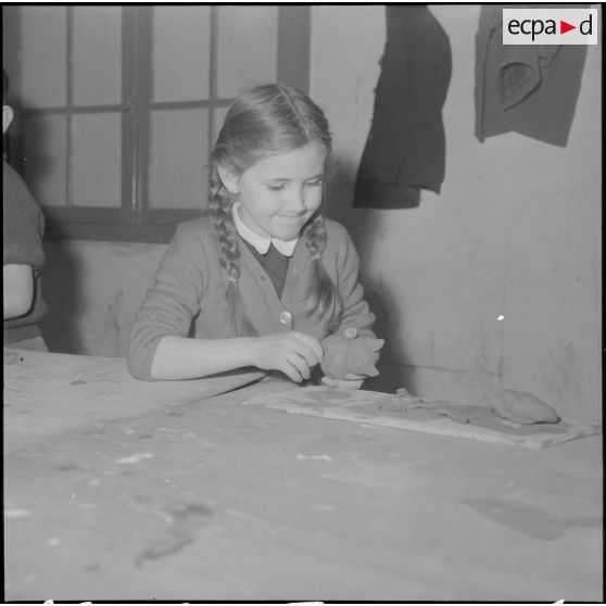 Le club du jeudi en Algérie. Une enfant joue avec de la pâte à modeler.