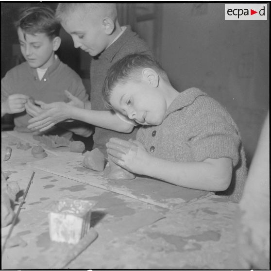 Le club du jeudi en Algérie. Cet enfant s'applique à faire de jolis choses avec de la pâte à modeler.