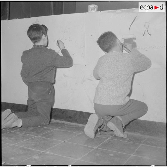 Le club du jeudi en Algérie. Les enfants dessinent et peignent suivant leur goût.
