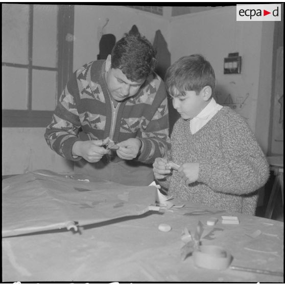 Le club du jeudi en Algérie. Les enfants découpent suivant leur goût.