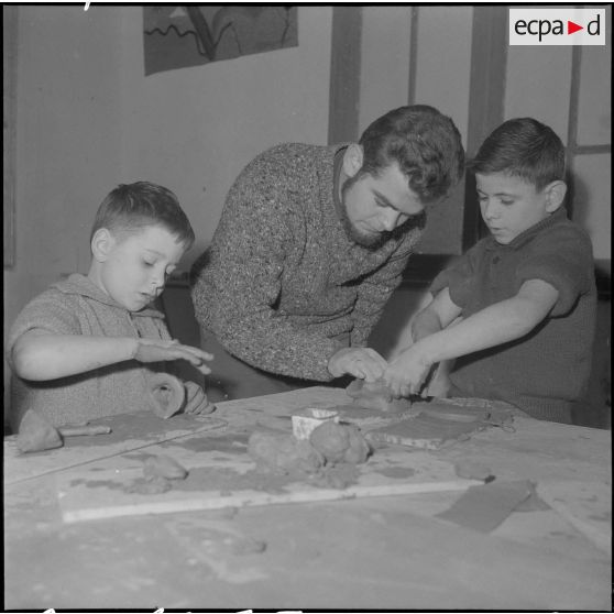Le club du jeudi en Algérie. Des enfants jouent avec de la pâte à modeler.
