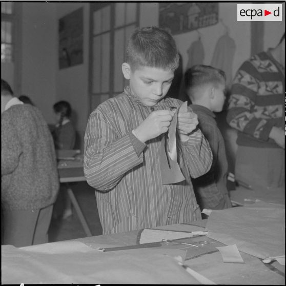 Le club du jeudi en Algérie. Un enfant découpe suivant son goût..