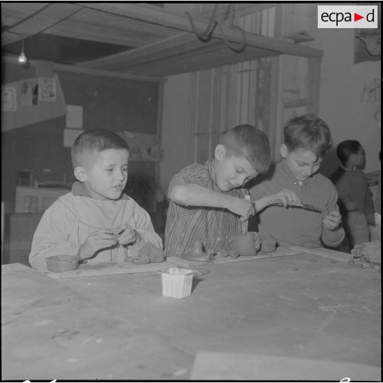 Le club du jeudi en Algérie. Des enfants jouent avec de la pâte à modeler.