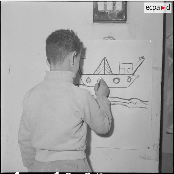 Le club du jeudi en Algérie. Un enfant dessine suivant son goût.