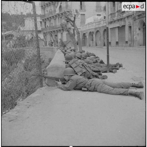 Bab el Oued. Fusillade sur le 2e bataillon du 73e régiment d'infanterie de marine (RIMa). Des soldats à leur poste, en position de tir.